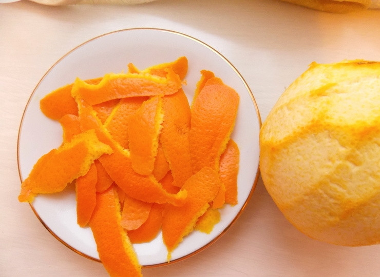 1. Этап. Пряное апельсиновое масло: Снимите цедру с апельсинов.