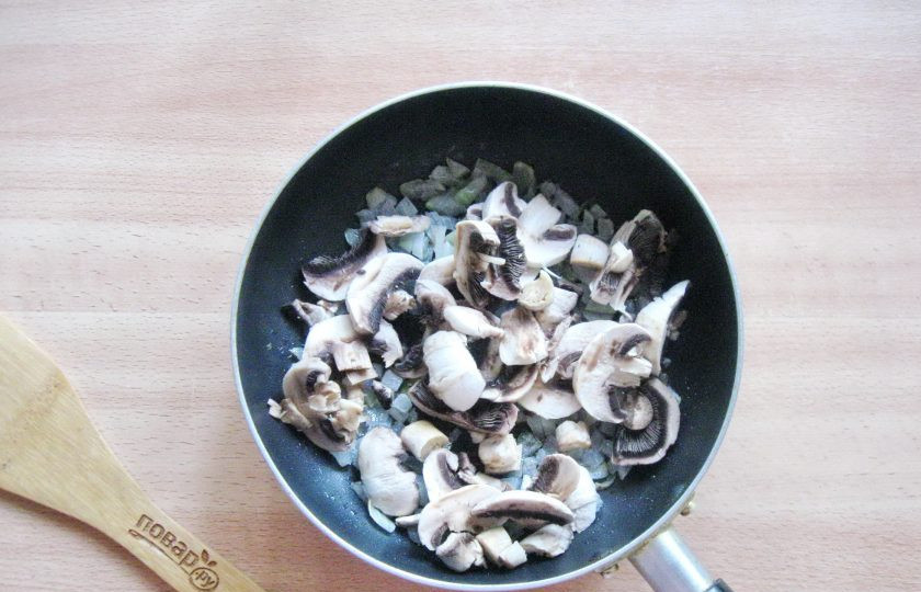 1. Этап. Паштет из баклажанов с грибами: Добавьте в сковороду нарезанные шампиньоны.