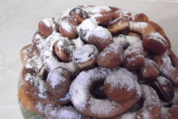 1. Этап. Пончики без дрожжей: Готовые пончики без дрожжей посыпьте сахарной пудрой. Приятного чаепития!