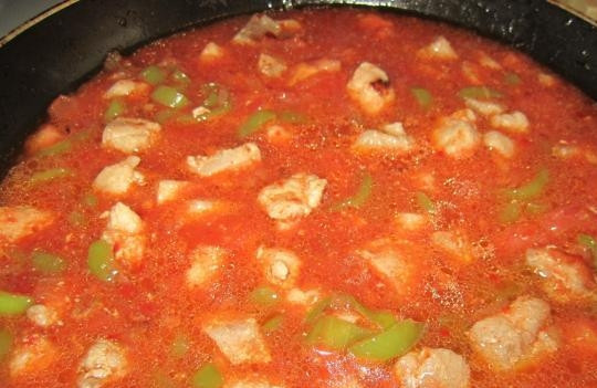 1. Этап. Куриное соте: После этого влейте воду, а также добавьте куриные кубики. Ещё раз перемешайте блюдо.