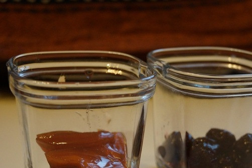 1. Этап. Йогурт для детей: В баночки для йогурта положите немножко варенья (любого на ваш вкус). Нельзя класть свежие ягоды, так как из-за их кислоты молоко створожится в процессе приготовления йогурта.