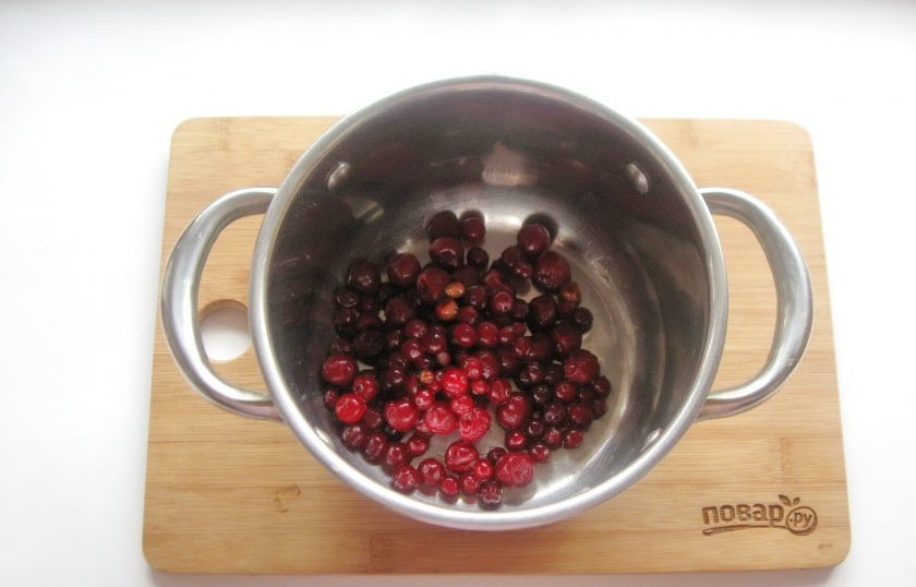 1. Этап. Кисель с пектином: Ягоды помойте и выложите в кастрюлю.