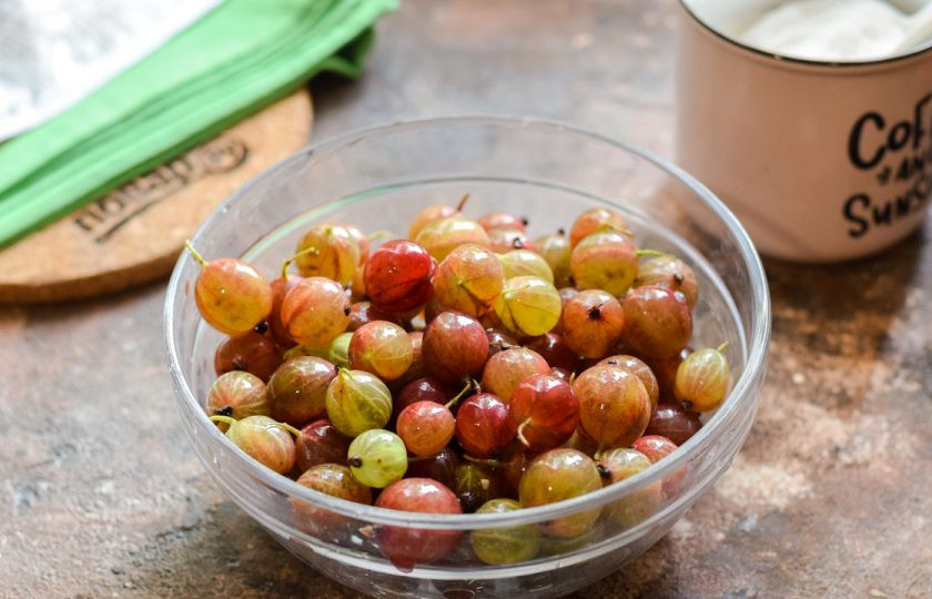 1. Этап. Варенье из крыжовника с пектином: Подготовьте ингредиенты.