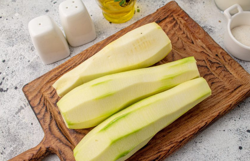 1. Этап. Суфле из кабачков в мультиварке: Молоденькие кабачки очистите от кожуры, если необходимо, то и от семян.