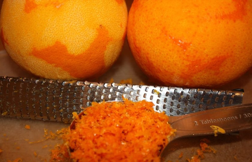 1. Этап. Апельсиновый бисквит: 1. Обдайте апельсины кипятком, затем натрите на мелкой терке или с помощью специальной терки для цедры, выдавите сок.