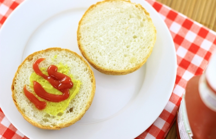 1. Этап. Двойной гамбургер: Сверху горчицы - кетчуп (или томатный соус).