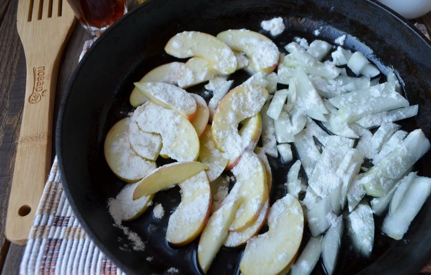 1. Этап. Неожиданные спагетти с коньяком: Растопите кусочек сливочного масла, положите в сковороду лук, яблоко, притрусыпьте мукой. Перемешайте и тушите под крышкой 10 минут.