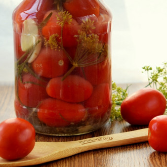 Малосольные помидоры классические