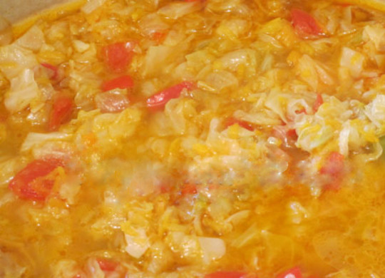 1. Этап. Зеленые щи на зиму: 6. В кастрюлю к капусте добавьте всё содержимое со сковородки, посолите, поперчите. Продолжайте варить все на среднем огне, постоянно помешивая, еще в течение получаса. В конце добавьте уксус и все хорошо перемешайте.