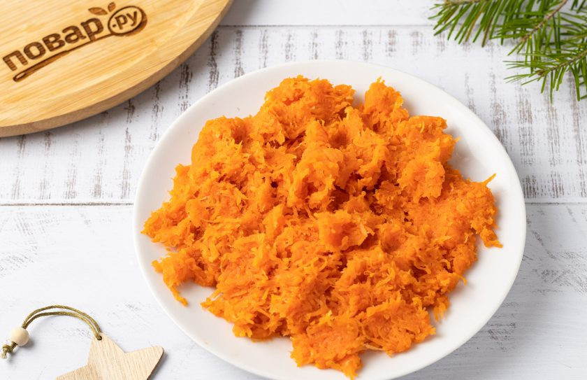 1. Этап. Салат из моркови и тофу на год Дракона: Очистите морковь и натрите на мелкой терке. Если морковь сочная, то можно отжать ее с помощью сита от лишней жидкости. Уберите тертую морковь в сторону.