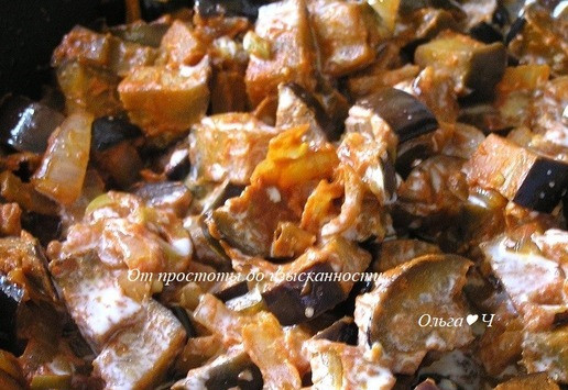 1. Этап. Рагу из баклажанов с оливками: Перемешайте. Всыпьте сахар по желанию.