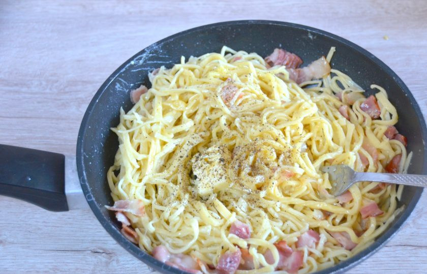 1. Этап. Классическая итальянская паста: Добавьте еще кусочек сливочного масла и хорошо поперчите.