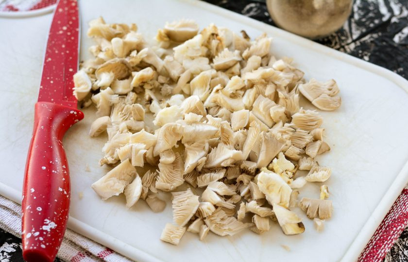 1. Этап. Селедка под шубой постная: Грибы нарежьте кубиками или кусочками небольшого размера.