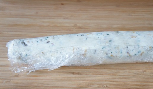 1. Этап. Сырная закуска с орехами: Скатать колбаску.