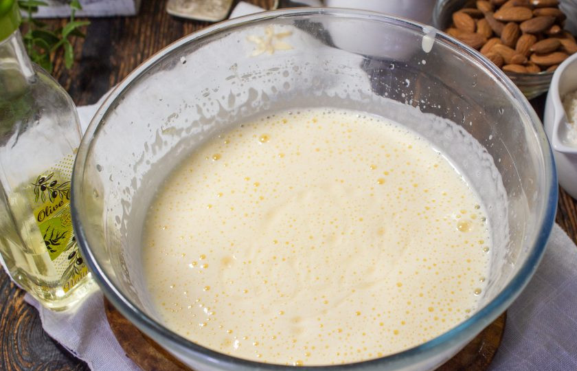 1. Этап. Рулет Рафаэлло: Взбейте миксером до светлой пышной массы. Влейте растительное масло без запаха.