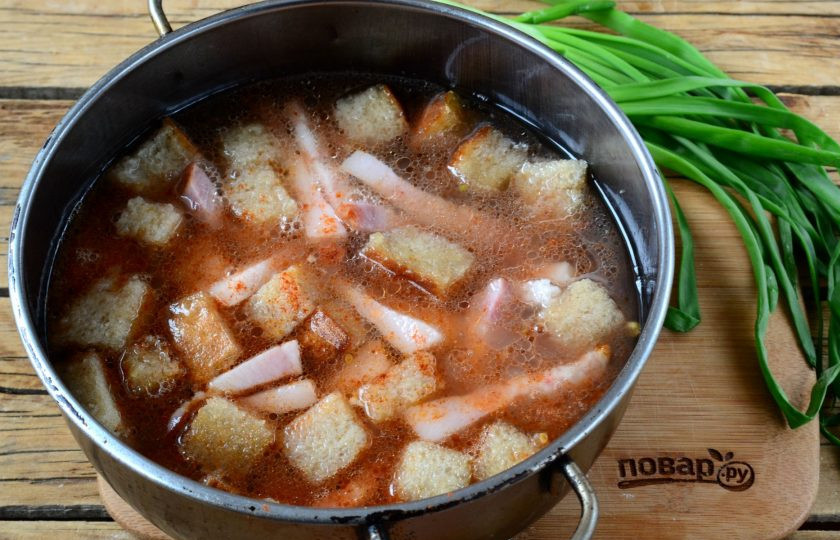 1. Этап. Кастилькая похлёбка: Затем положите в кастрюлю паприку, соль по вкусу. Залейте все бульоном (обратите внимание, бульона может понадобиться меньше, похлебка не должна получиться слишком жидкой). Варите на медленном огне 3 минуты после закипания.