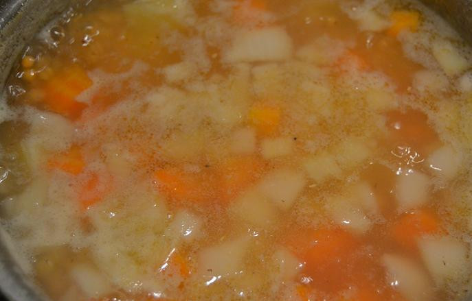 1. Этап. Суп чечевичный по-турецки: 3. Когда суп закипит, - огонь сделаем маленьким, и снимем пенку. Закрываем крышкой и варим полчаса (пока чечевица не будет готова).