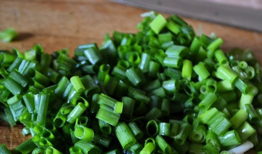 1. Этап. Окрошка с курицей: Измельчить зелёный лук.