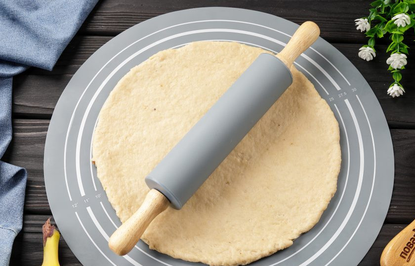 1. Этап. Банановые ароматные крекеры: Раскатайте тесто в тонкий пласт (толщиной около 5 мм). Если хотите, чтобы крекеры были хрустящие, раскатайте ещё тоньше.