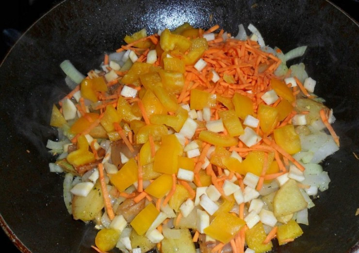 1. Этап. Бигус с грибами: Теперь нарезаем мелко репчатый лук, сладкий перец и пастернак, морковь трем на крупной терке. Выкладываем овощи на сковороду и жарим их, пока лук не станет прозрачным.