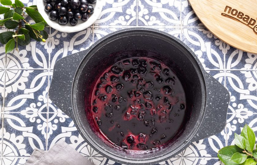 1. Этап. Черная смородина с агар-агаром на зиму: Агар-агар разведите в небольшом количестве воды и добавьте в кастрюлю. Варите еще 3-4 минуты.