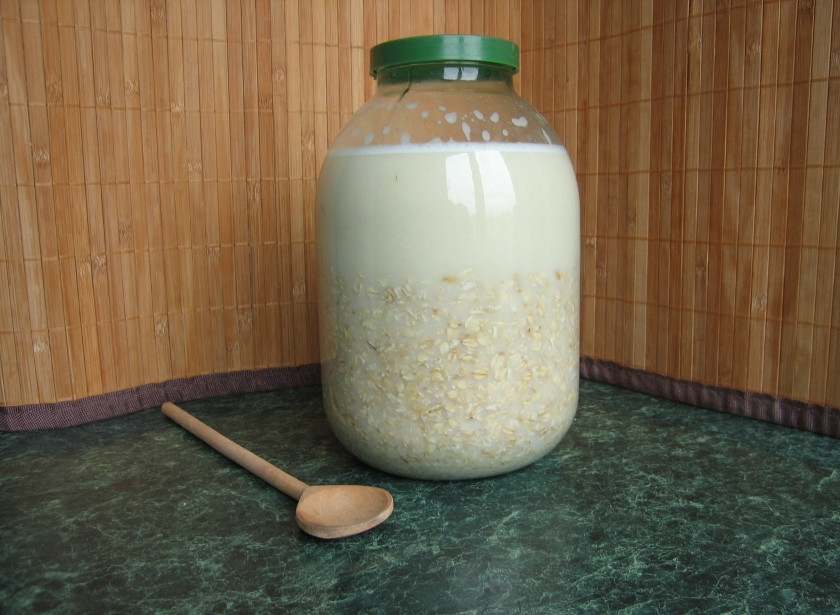 1. Этап. Овсяный кисель Изотова: В банке, емкостью 3 литра, смешиваем все ингредиенты. Вода должна быть комнатной температуры, кефир тоже. Если у вас есть цельные зерна овса - можно добавить одну-две столовых ложки. Закрываем банку и ставим в теплое место для брожения на сутки-полтора. Обязательно ставим банку в темное место или укутываем чем-либо, чтобы свет не попадал на банку.