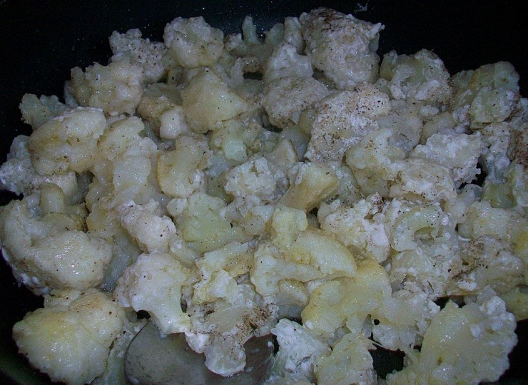 1. Этап. Цветная капуста жареная в муке: Разогреваем в сковороде растительное масло и обжариваем капусту на среднем огне, постоянно помешивая.