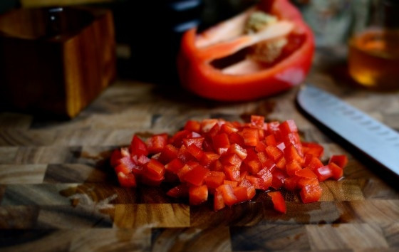 1. Этап. Салат из капусты с орехами: 4. Нарежьте мелкими кубиками перец, кусочками - капусту и салат.