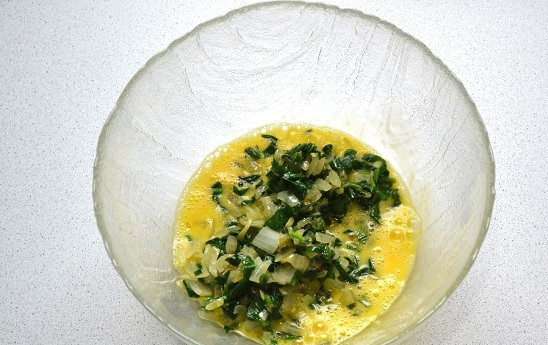 1. Этап. Пирог с фетой и шпинатом: Взбейте яйца, добавьте начинку.