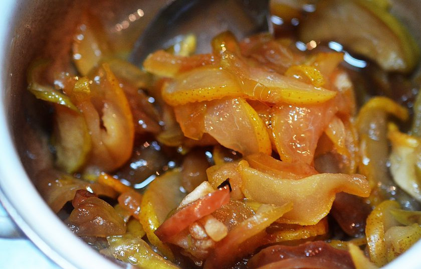 1. Этап. Варенье из груш и яблок: 6. Доведите до кипения и варите около 20 минут. По желанию можно измельчить варенье до однородного состояния при помощи блендера.