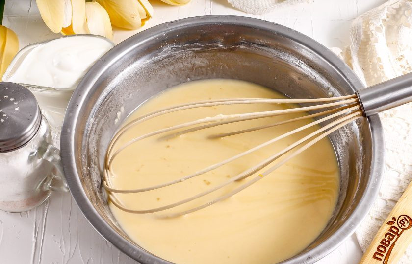 1. Этап. Десертные роллы: Куриные яйца взбейте с водой, 2 ст.л. сахарного песка и солью. Всыпьте пшеничную муку и замесите блинное тесто. Оно должно быть более жидким, чем тесто для оладьев.