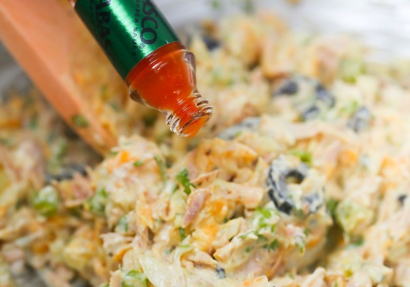 1. Этап. Салат с консервированным тунцом: В конце добавьте табаско. Ещё раз перемешайте салат.