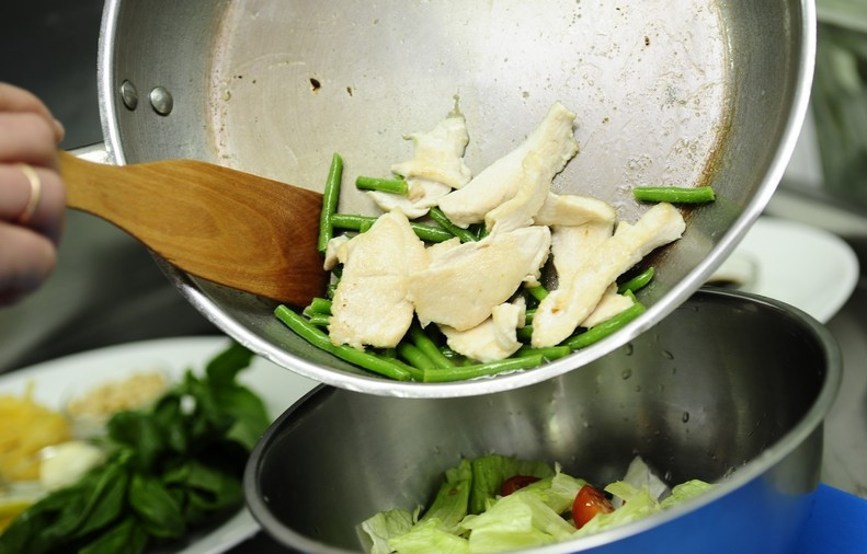 1. Этап. Салат из стручковой фасоли с курицей: Добавляем курицу и фасоль.