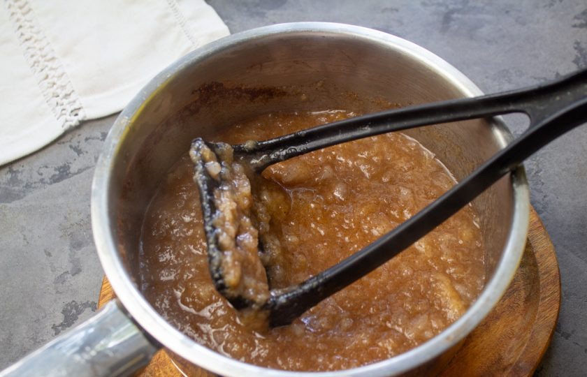 1. Этап. Пряное грушевое пюре: Груши измельчите в пюре толкушкой для пюре или блендером. Поставьте на плиту и проварите пюре еще 5 минут.