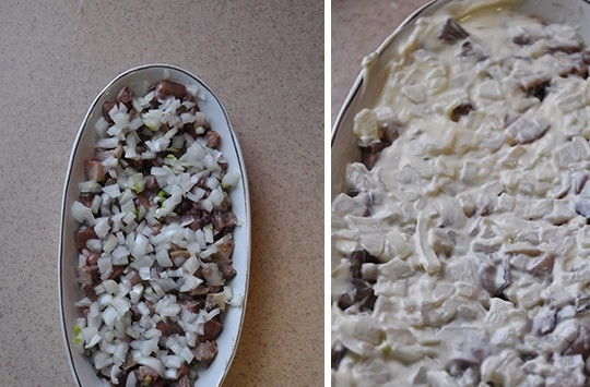 1. Этап. Простой рецепт Селедки под шубой: 4. Распределите лук и смажьте майонезом.