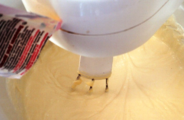 1. Этап. Торт с апельсинами и йогуртом: Для основы пирога приобретите готовый бисквитный корж, либо выпеките из смеси 120 г. сахара, муки и яиц. Йогурт, сливки и творог взбейте в однородную массу. Добавьте разведенный желатин, сахарную пудру по вкусу и перемешайте.