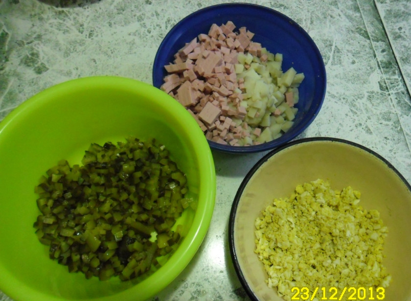 1. Этап. Салат Ёлочка: 1. картофель, яйца, огурцы, колбасу мелко порезать кубиками