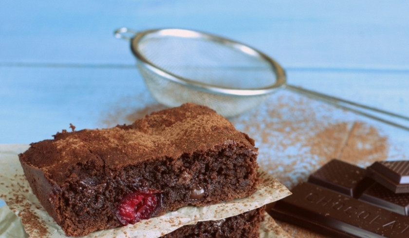 1. Этап. Брауни с вишней: 6. Дайте массе остыть, после чего аккуратно извлеките ее из формы. Нарезать можно как прямоугольниками, так и квадратами. Подавать также брауни можно с шариком из мороженого. Вот так выглядит классический рецепт брауни с вишней.