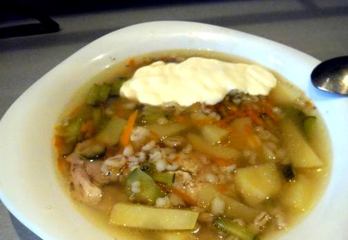 1. Этап. Рассольник с курицей в мультиварке: По окончании времени, когда курица и перловка сварятся, извлекаем хребет и отделяем мясо от костей. Возвращаем мясо в чашу, добавляем нарезанные овощи, вливаем рассол и воду, если надо. Солим и перчим воду по вкусу, закрываем крышку, опять включаем режим 