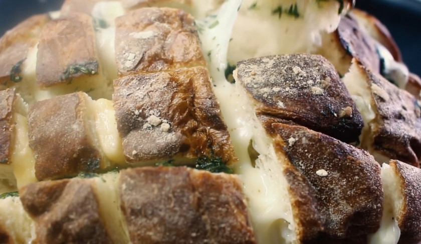 1. Этап. Закусочный хлеб с сыром и зеленью: 4. Отправьте хлеб в разогретую до 180 градусов духовку на 20 минут. Приятного аппетита!