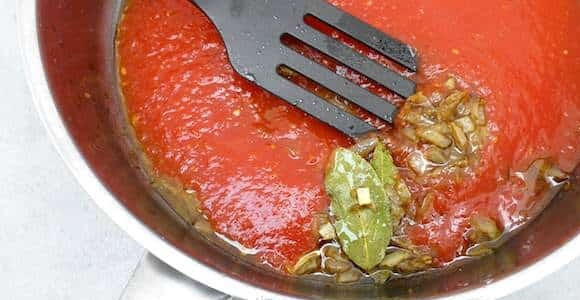 1. Этап. Тефтели в соусе Кефтедес: 8. Помидоры вымойте, снимите кожицу, измельчите в блендере. Можно использовать консервированные измельченные помидоры. Вылейте в сковороду.