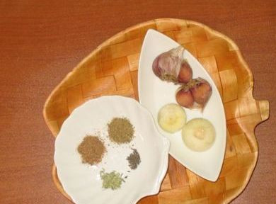 1. Этап. Бульон из баранины: По истечении времени подготавливаем все необходимые специи, чистим и разрезаем на дольки луковицы, чеснок также очищаем от шелухи. Выкладываем специи, лук и чеснок в бульон, солим его и варим еще 60-80 минут.