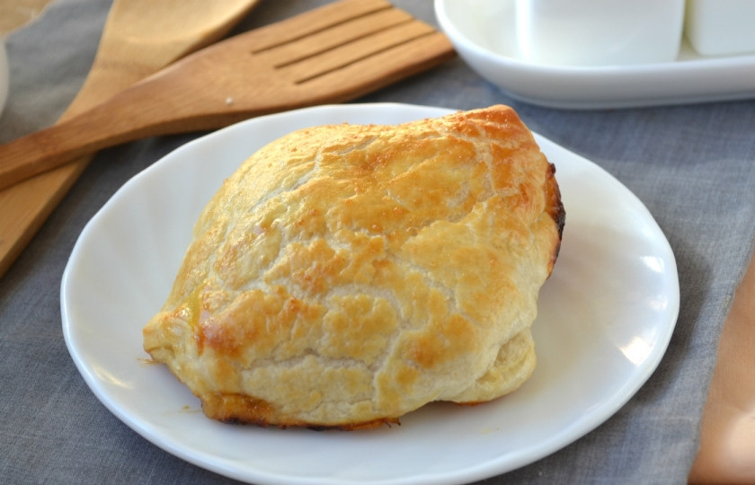 1. Этап. Конвертики из слоеного теста с начинкой: Запекайте конвертики в разогретой духовке 20 минут. Дайте им слегка остыть — и подавайте. Приятного аппетита!