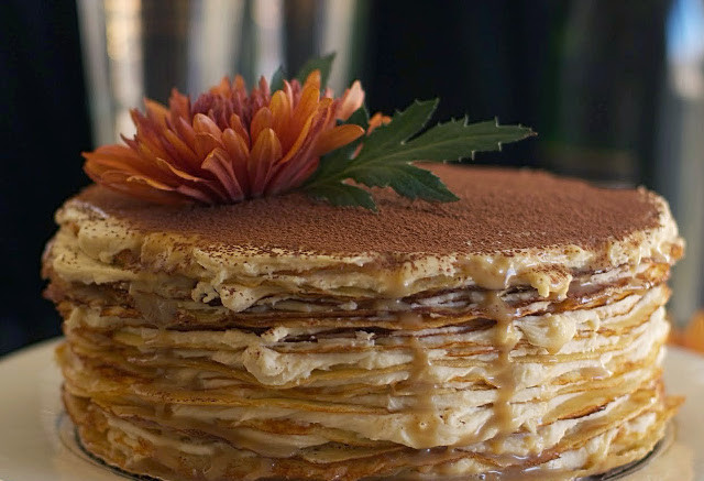 1. Этап. Блинный торт с маскарпоне: 4. А дальше просто натираем шоколад на мелкой терке и посыпаем торт сверху. Я еще украсила цветочком. Готово!