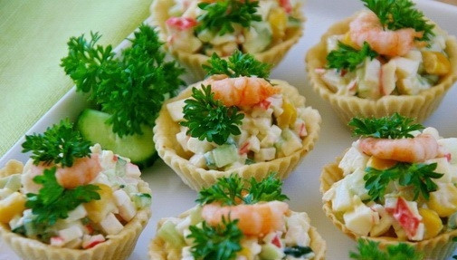 1. Этап. Тарталетки с крабовыми палочками и сыром: 3. Тщательно все перемешаем. Аккуратно раскладываем начинку по тарталеткам, украшаем зеленью и креветками (это не обязательно, но получается невероятно вкусно). Готово!