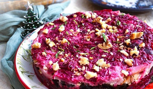 1. Этап. Слоёный салат Рождественское небо: Перед подачей удалить кольцо, посыпать сушёной зеленью.