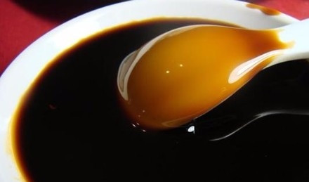 1. Этап. Лосось под соусом Терияки: 5) Вылейте в небольшую миску готовый соус терияки. Если вы делаете соус сами, то необходимо смешать соевый соус, воду, коричневый сахар, чеснок, имбирь и немного черного молотого переца.