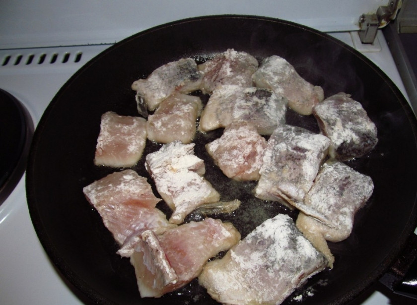 1. Этап. Щука, тушенная с луком: Рыбу обваливаем в муке и жарим на подсолнечном масле до золотистой корочки.