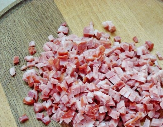 1. Этап. Перец, фаршированный колбасой и сыром: 2. Мелко нарежьте колбасу. Лучше всего подойдет копченая вроде сервелата.