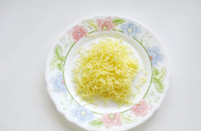 1. Этап. Салат с картофелем пай: Твердый сыр натрите на мелкой терке.